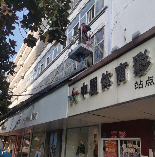 芜湖路街道茶亭社区：维修破损护栏 消除安全隐患