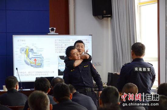 甘肃：空警铁警联手共话安全