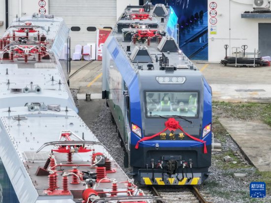 国内<em>首</em>台新型智能重载电力机车在湖南株洲下线
