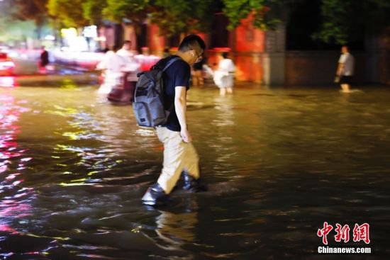 上海暴雨致部分路段积水