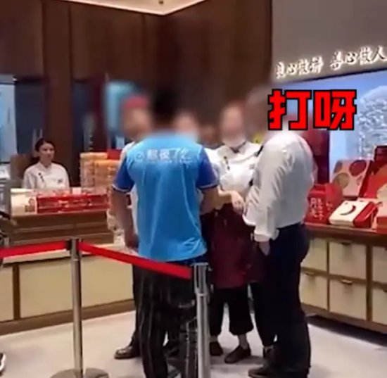 上海一外卖员因衣服不对不能<em>取</em>餐，和<em>甜品店</em>员工对骂还想打架