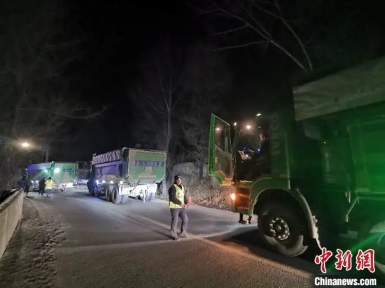 车辆被惊，<em>四处躲藏</em>！忻州境内拉沙车被突击夜查…