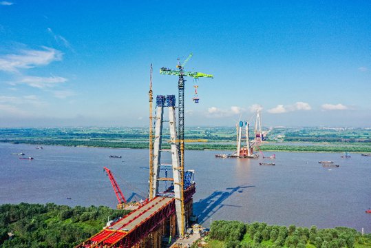 超级装备助力世界最大跨度三塔斜拉桥建设 全球最大<em>塔式起重机</em>...
