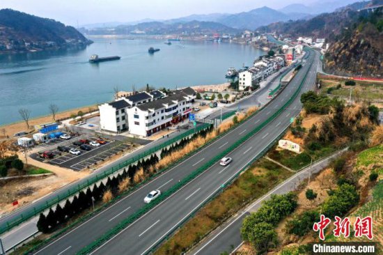 三峡<em>专用</em>公路扩大开放8年 促进坝区经济发展