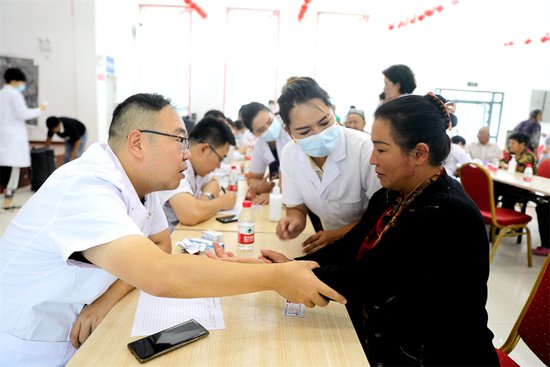 自治区“访惠聚”医疗巡回服务队走进且末县开展健康义诊活动