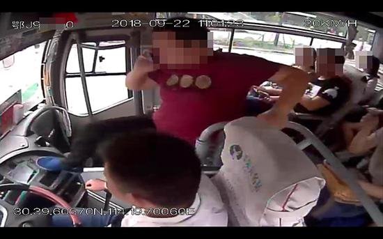 湖北男子辱骂客车司机抢方向盘 扰乱公共秩序被拘