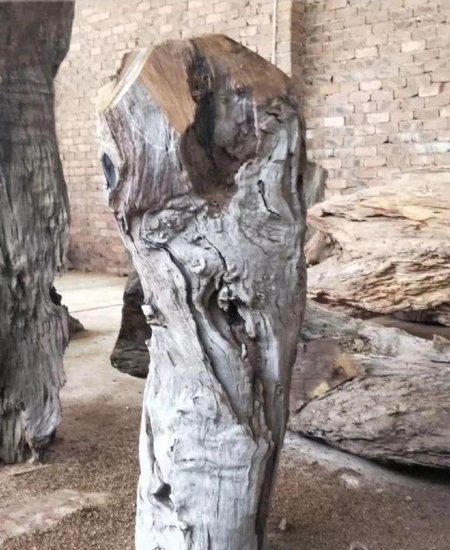 一根烂木头被雕成李白，看这雕刻过程，真让人敬佩