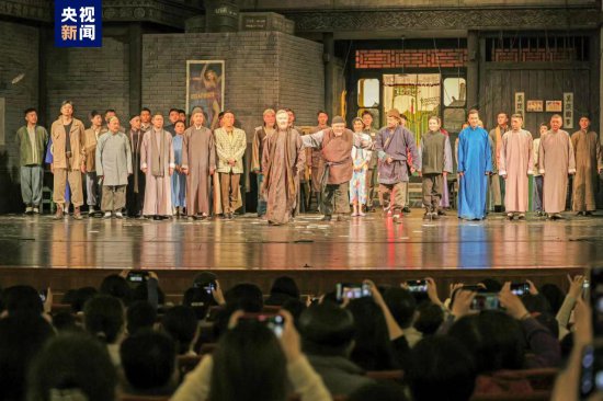 文化过年氛围浓 北京人艺两部大剧《正红旗下》《茶馆》相继上演