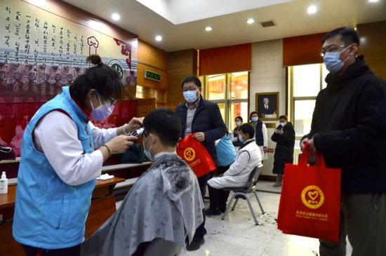 北京复工<em>美发门店</em>增至175家 为一线人员义剪超30场