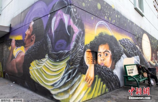 追忆“曼巴”！<em>科比逝世</em>一周年 洛杉矶街头艺人涂鸦壁画悼念