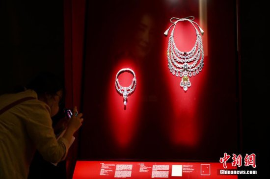 香港故宫文化博物馆特展展示<em>女性</em>与<em>珠宝</em>的关系