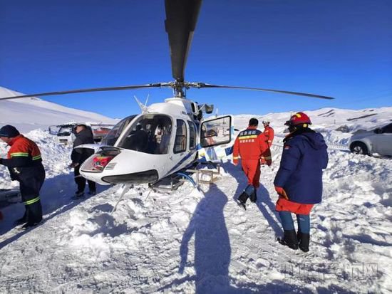 暴雪封路 青海天美通用航空前往阿勒泰开展应急救援