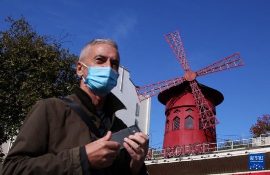 巴黎著名地标红磨坊风车叶片掉落