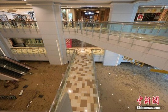 直击香港暴雨现场：巨石滚落 商场被淹