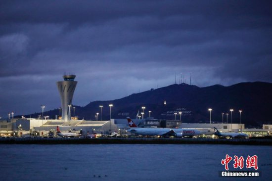 恶劣天气致美国单日近千航班取消 旧金山国际机场成“重灾区”