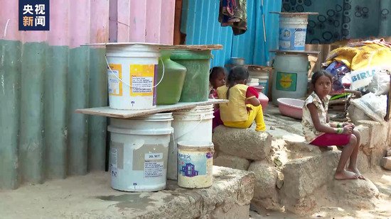 印度班加罗尔深陷缺水危机 1300万人受影响