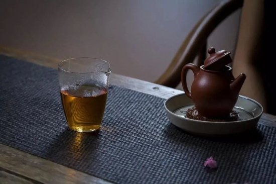 <em>红茶</em>只<em>适合</em>冬天？贪凉的夏日，一杯温养身心<em>的红茶</em>也不错。