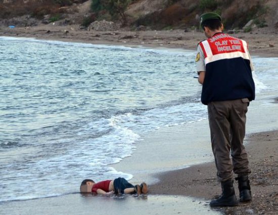 父亲讲述叙利亚3岁男童溺毙悲剧：妻儿先后死去