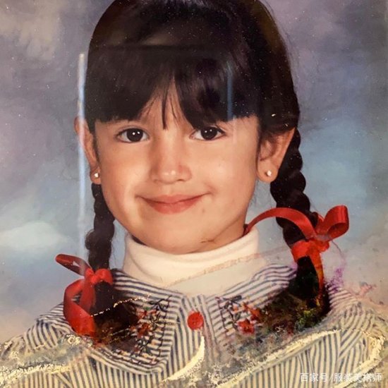 “墨西哥小甜心”埃扎·冈萨雷斯，穿红色<em>蕾丝</em>裙，秀丰满身材