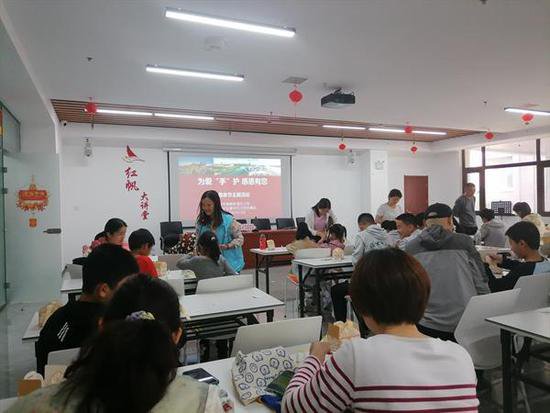 南京三汊河社区开展母亲节手工制作亲子活动