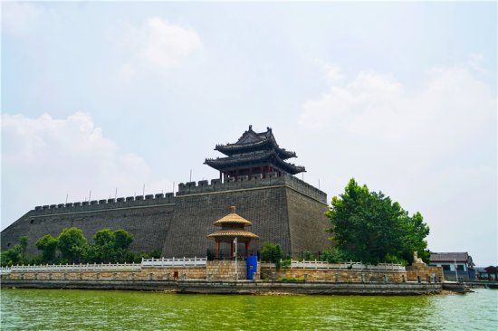 山东有个城中湖和杭州西湖齐名，是大明湖的5倍，风景美如画卷