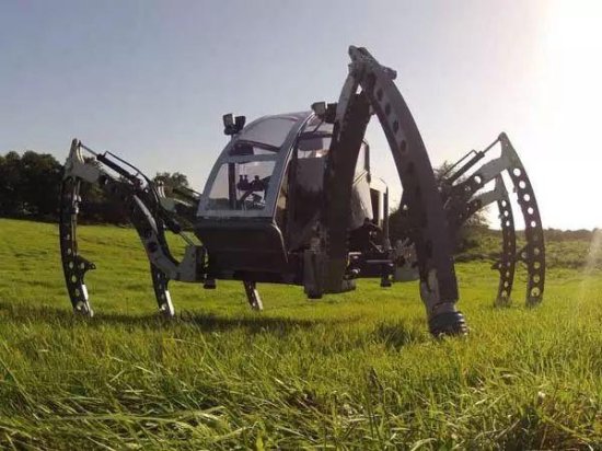 小伙制造的<em>机械</em>蜘蛛，重达2吨，能遥控行走