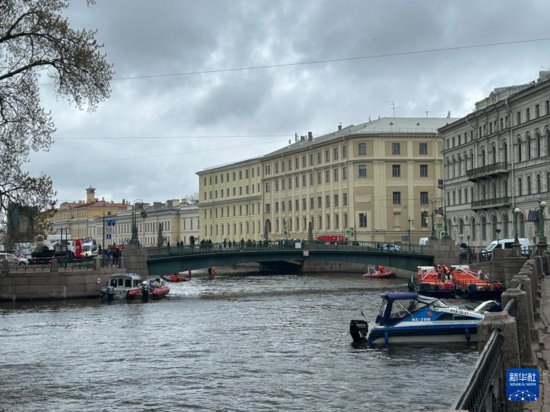 俄罗斯圣彼得堡一公共<em>汽车</em>坠河至少4人死亡