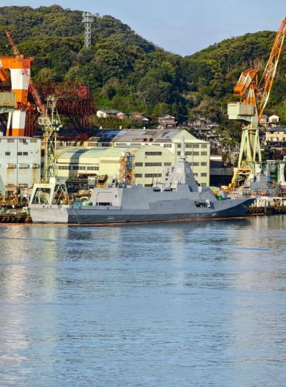 <em>日本最新</em>护卫舰-停泊在长期港