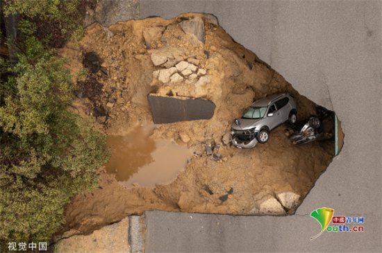 冬季风暴导致<em>美国加州公路</em>上出现巨坑
