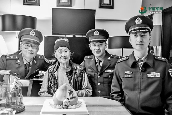 郑州联勤保障中心某仓库官兵为烈士朱世勇的母亲过生日