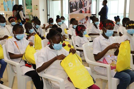 <em>天津市和平区</em>侨联向安哥拉捐赠1万套青少年口腔健康用品