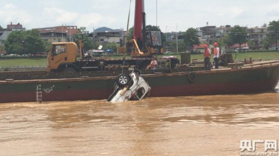 <em>河源东江</em>大桥坍塌打捞起1辆落水车辆 未发现失联人员