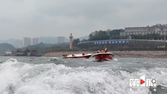 “最大吸水深度7.8米！”<em> 重庆</em>消防水域救援装备上新