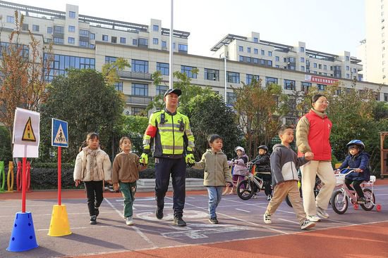 合肥：全国交通安全日将至 幼儿园小朋友学习交通知识