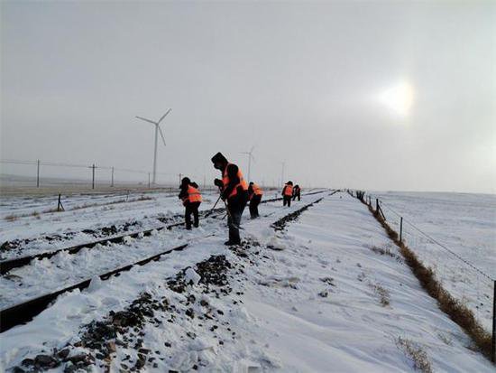 中铁电气化局运管公司<em>包头</em>运营维管段积极应对大风降温降雪天