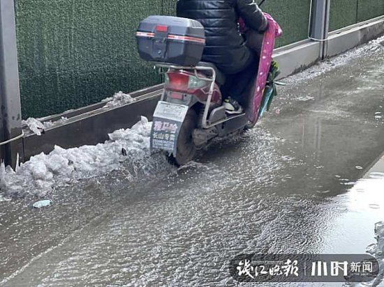 又是水又是冰，实在难走！杭州地铁5号线姑娘桥站边<em>的路被水淹了</em>...