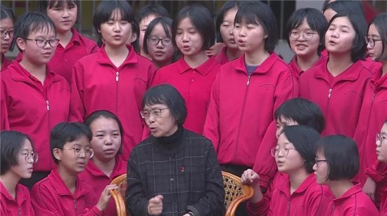 “奇迹校长”张桂梅和她的“孩子们”唱红歌过新年