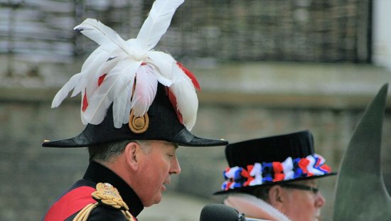 英军佩戴的拿破仑帽，到底应该<em>横着</em>戴还是竖着戴？