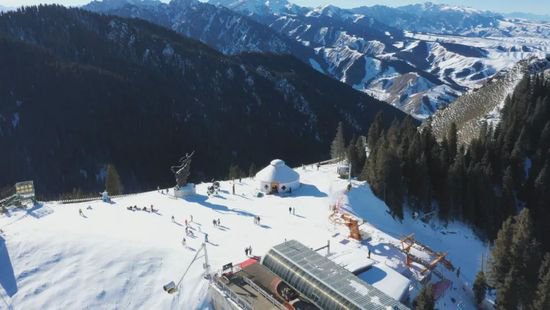 新疆和静县<em>蒙古包</em>落户乌鲁木齐丝绸之路国际滑雪场