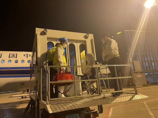 旅客空中呼吸困难 航班备降上海送医救治