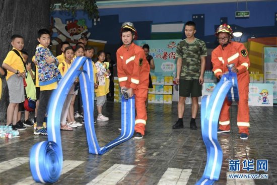 杭州：“小候鸟”受邀体验消防安全教育