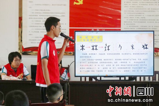 宜宾江安：重庆大学生“三下乡”服务社区活动丰富多彩