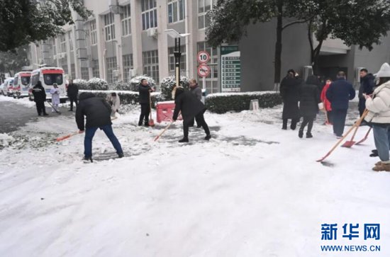 武汉<em>黄陂区</em>人民医院组织党员干部、志愿者扫雪除冰保畅通保安全