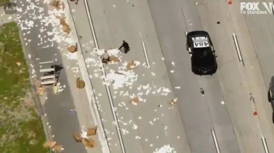 数百卷卫生纸从卡车上掉落 美国高速公路堵车数小时
