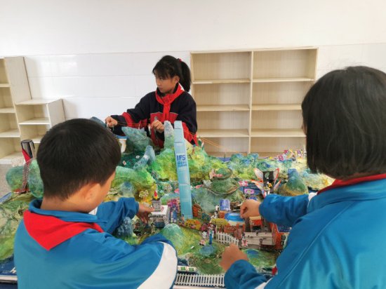 53名师生历时7个月，用废纸做出长沙纸艺版“千里江山图”