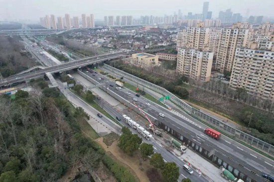 上海S20（西新港-沪南路）主线<em>道路施工</em>已完成