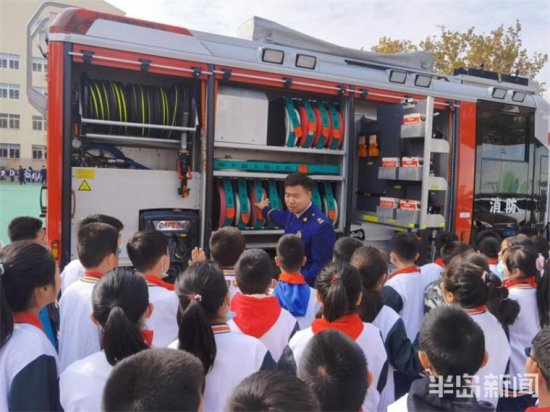 消防宣传日将至 普集路小学举行全景式消防安全<em>演练</em>
