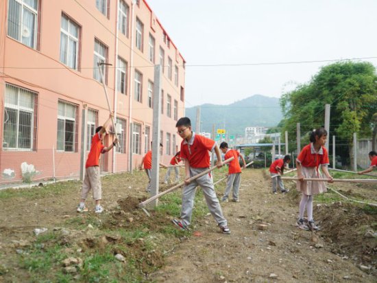 丹江口：开辟劳动实践基地 促进学生全面发展