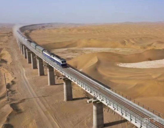和若铁路明日开通<em>运营</em> 世界首个沙漠铁路环线形成