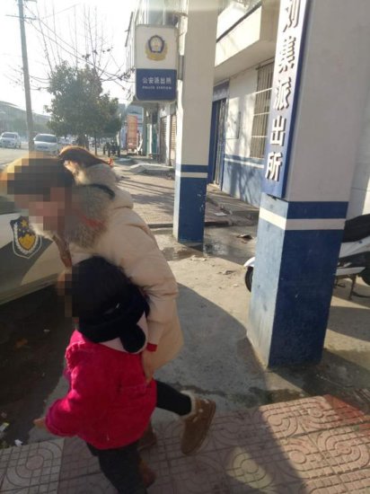4岁女童贪玩大街走失 幸遇巡逻民警母女团聚